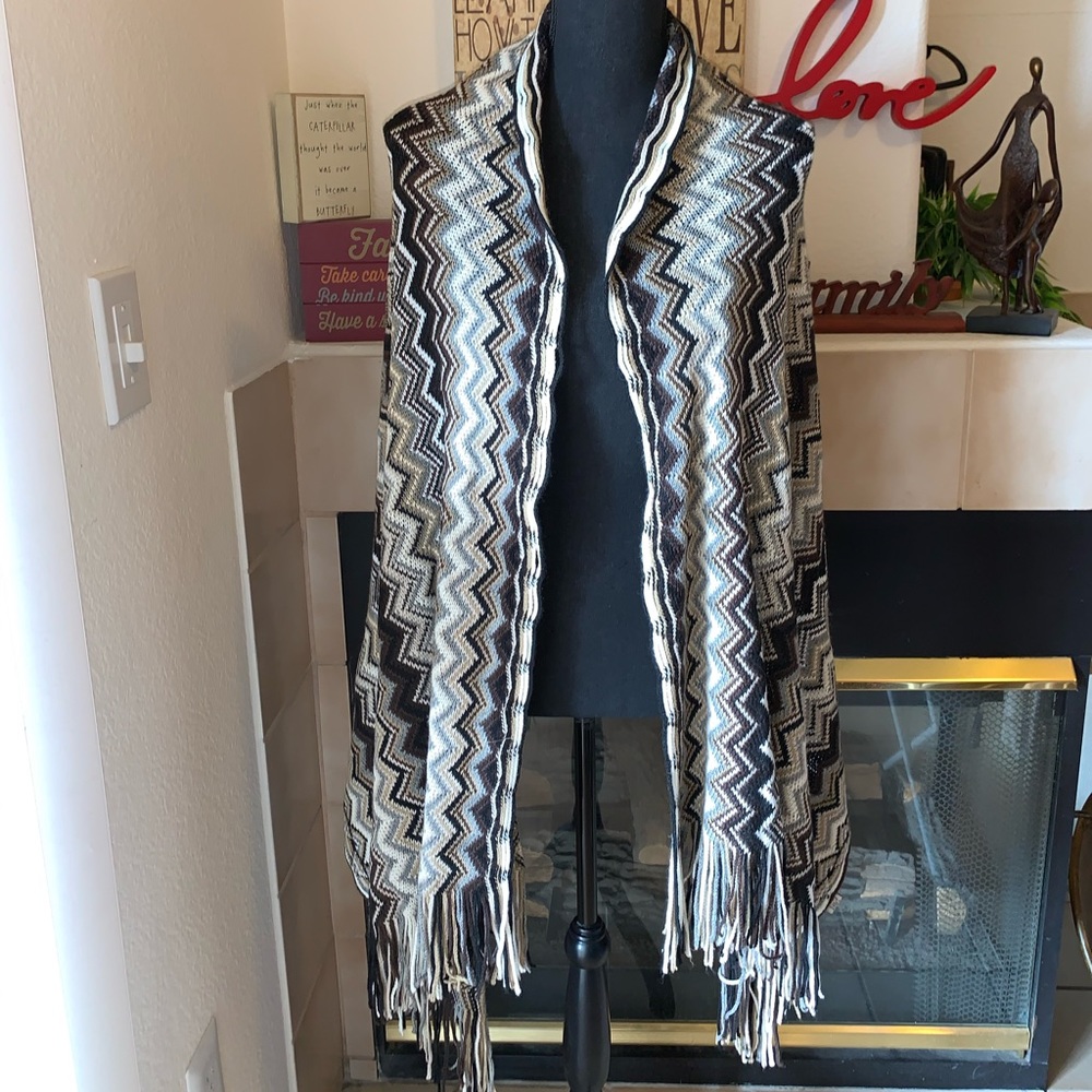 Cozy and chic shawl! Pictures do it no justice!
